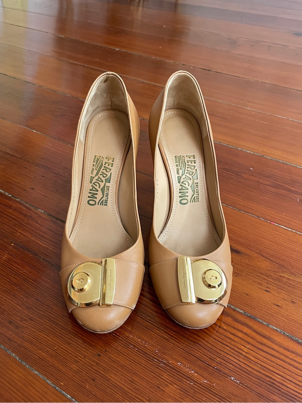 Salvatore Ferragamo Tan Leather Fiamma Keyhole Block Heel Chain Pumps Sz 7 💛🎀
